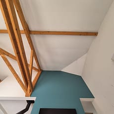 Varces Realisation dun espace TV avec plafond lasure des poutres et mur en couleur