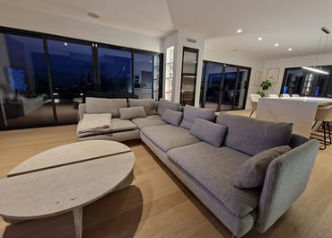 Salon avec canapé, salle à manger