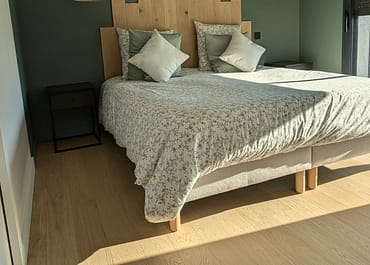 Realisation dune chambre avec tete de lit en chene scaled