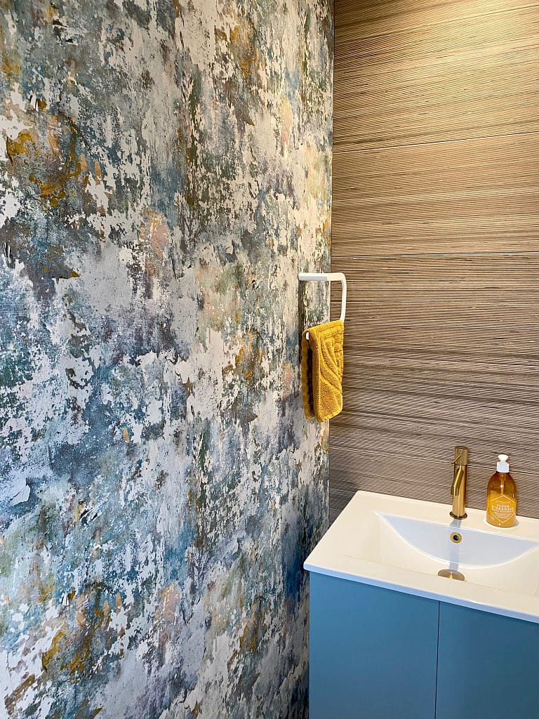 Vif Pose dun papier peint dans un toilette